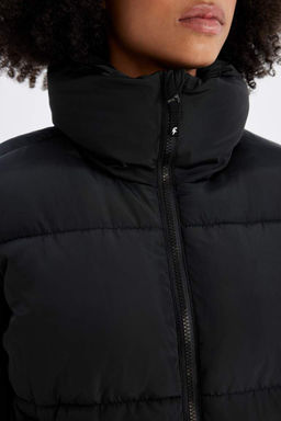 Водоотталкивающая куртка-пуховик с воротником-стойкой и карманами на молнии DeFactoFit  фото 7