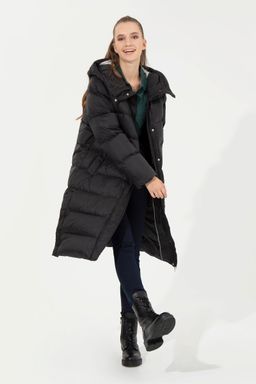 Женское черное пальто с капюшоном из синтетики