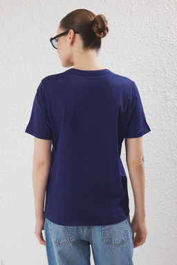 TRENDYOLMILLA Lacivert %100 Pamuk Regular/Normal Kal?p Takma Yaka Detayl? Orme T-Shirt TWOSS25TS00181  фото 8