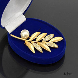 Брошь Лист 7 см / 59-13/1/ /уп 12/ с жемчугом/ золото
