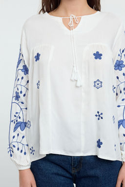 Beyaz Nak?sl? Boyundan Bagc?k Detayl? Dokuma Bluz TWOAW25BZ00294 - Trendyolmilla фото 3