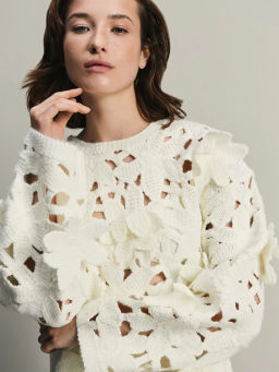 Фактурный джемпер с объёмными цветами / Zarina