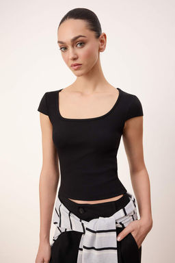 Siyah Fitted Kare Yaka K?sa Kollu Crop Fitilli Esnek Orme Bluz TWOSS26BZ00155 - Trendyolmilla фото 5