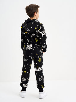 Черный комбинезон для мальчика с принтом