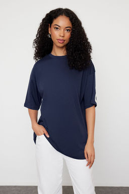 Lacivert %100 Pamuk S?rt Slogan Bask?l? Oversize/Genis Kal?p Orme T-Shirt TWOSS24TS00091