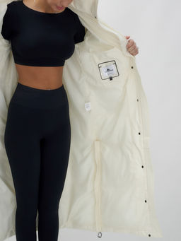 Пальто утепленное стеганное зимнее с капюшоном женское бежевого цвета 9602B - Mtforce фото 14