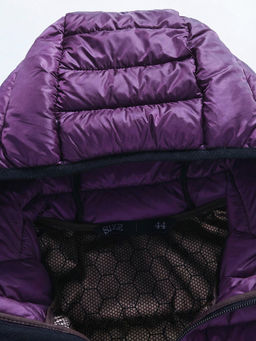 Куртка женская удлинённая стёганая с капюшоном и графеновой подкладкой фиолетового цвета 9628_1F