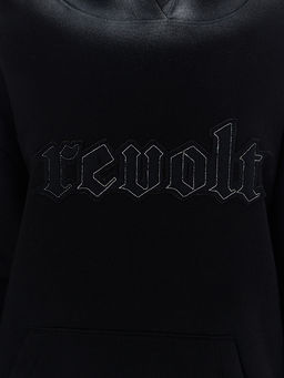 Худи женское черное с начесом и надписью Revolt - Mark formelle фото 5