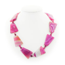 Агат малиновый, трапеции с бусинами, бусина 30х40мм, бусы длиной 60см