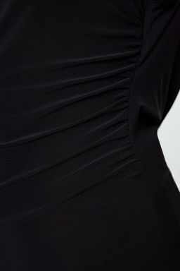 Trendyolmilla Siyah S?rt Detayl? Zincir Aksesuarl? Degaje Yaka Orme Bluz TPRAW25BZ00004