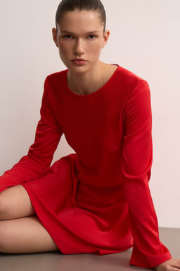 Платье из атласа расклешенного силуэта