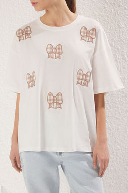 TRENDYOLMILLA Ekru Fiyonk ve Ekose Detayl? Oversize/Genis Kal?p Orme T-Shirt TWOSS25TS00130 фото 3