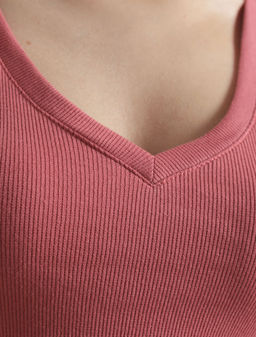 Футболка с V вырезом из фактурного трикотажа в рубчик