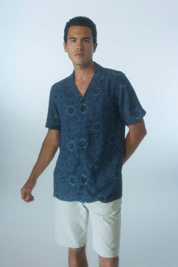 Рубашка из вискозы с коротким рукавом стандартного кроя с рисунком