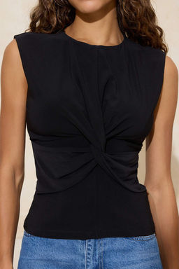 Siyah Duz Fitted Bisiklet Yaka Kolsuz Esnek Orme Bluz TWOSS26BZ00005