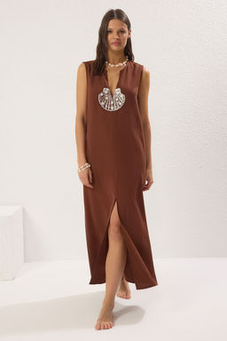 TRENDYOLMILLA Kahverengi Maxi Dokuma Aksesuarl? Plaj Elbisesi TBESS25EL00061