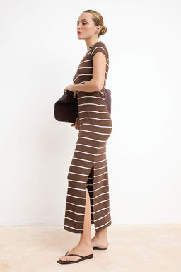 Kahverengi Cizgili Bodycon V Yaka Ay Kol K?sa Kollu Maxi Yumusak Orme Elbise TWOSS26EL00257