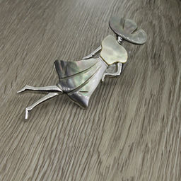 Брошь-подвеска "Леди" со вставкой из черного перламутра