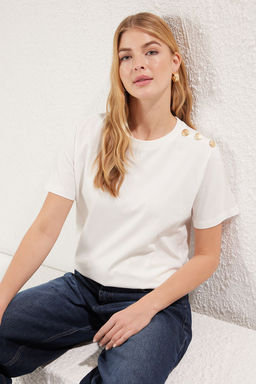 Ekru %100 Pamuk Gold Dugme Detayl? Regular/Normal Kesim Orme T-Shirt TWOSS25TS00039