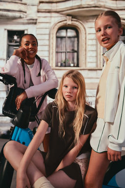 CAMISETA VIVOS CONTRASTE CON MODAL / Marr?n