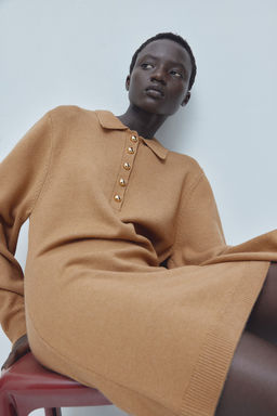 Vestido de punto fino con cuello