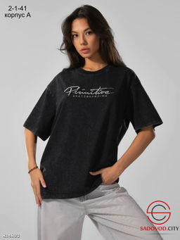 Женская футболка с эффектом варёнки и стильным принтом из страз