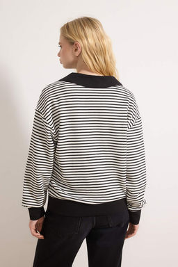 Siyah Cizgili Kalp Nak?sl? Oversize/Genis Kal?p Orme Sweatshirt TWOAW26SW00003 - Trendyolmilla фото 8