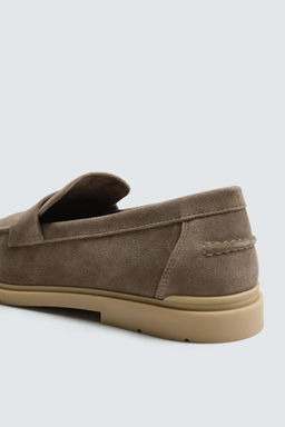 MOCAS?N PIEL CASUAL / Gris Topo