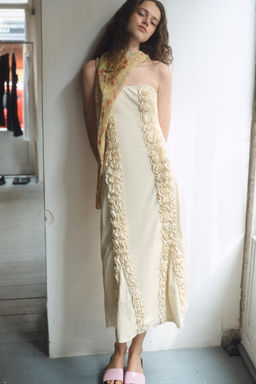 VESTIDO MIDI VOLANTES RELIEVE / Marfil - Zara фото 3