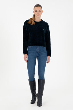 Женский темно-синий свитер с круглым вырезом и мягкой текстурой