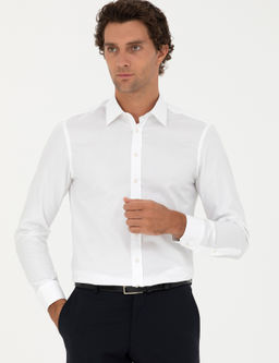 Белая приталенная рубашка с длинным рукавом