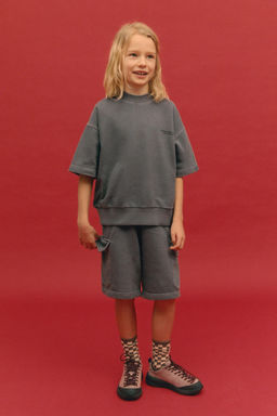 CONJUNTO SUDADERA MANGA CORTA Y BERMUDA CARGO / Gris antracita