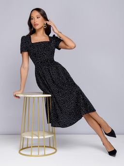 Платье черное в горошек длины миди с короткими рукавами