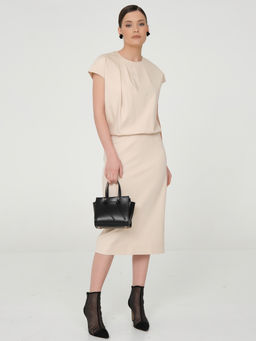 Платье со спущенным плечом