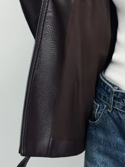 Куртка-бомбер из искусственной кожи с ремнем / Zarina  фото 10