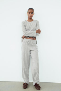 TEXTURED TOP WITH BOW