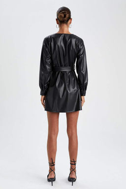 Мини-платье из искусственной кожи с V-образным вырезом и длинными рукавами - Defacto фото 10