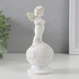 Фигурка полистоун Белоснежный ангел на шаре с цветами, с золотом, 16?6?6 см
