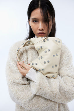 Bolso cruzado con tachuelas