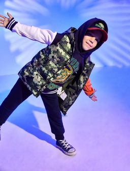 Пуховик для мальчика с камуфляжным рисунком и капюшоном