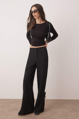 Siyah Paca Y?rtmac ve Fiyonk Detayl? Wide Leg/Genis Paca Pantolon TWOAW26PL00052
