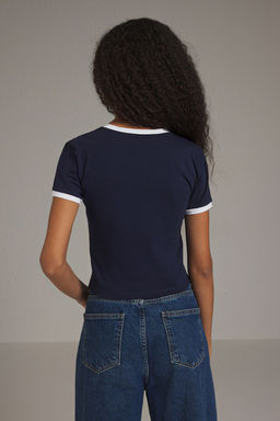 TRENDYOLMILLA Lacivert Renk Bloklu Slogan Bask?l? Crop Fitted/Vucuda Oturan Orme T-Shirt TWOSS25TS00035 фото 4