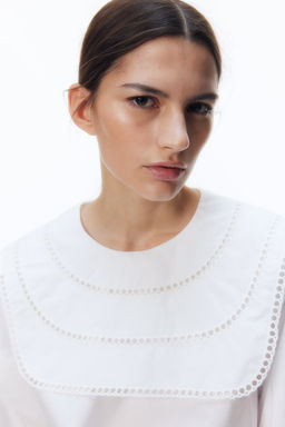 Blusa de algodon con ribetes de encaje