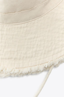 FRAYED BUCKET HAT
