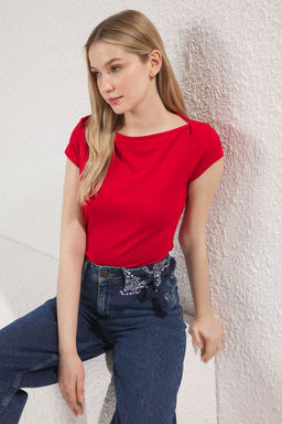 Trendyolmilla K?rm?z? Kay?k Yaka Fitted/Vucuda Oturan Pamuklu Esnek Orme Bluz TWOSS25BZ00285 фото 2