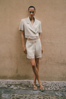 BLAZER CORTA ENCAJE / Beige claro