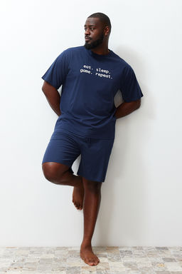 TRENDYOL MAN Buyuk Beden Lacivert Regular Fit Rahat Slogan Bask?l? Orme Sortlu Pijama Tak?m? TMNSS23PT00013