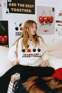 CHERRY AND SLOGAN SWEATSHIRT - Zara фото 7