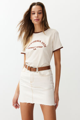 TRENDYOLMILLA Ekru %100 Pamuk Slogan Bask?l? Kontrast Biye Detayl? Orme T-Shirt TWOSS24TS00105  фото 11