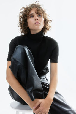 Jersey de cuello alto en punto fino